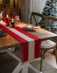 Camino de mesa con borlas tejidas y empalmes a rayas con ambiente navideño