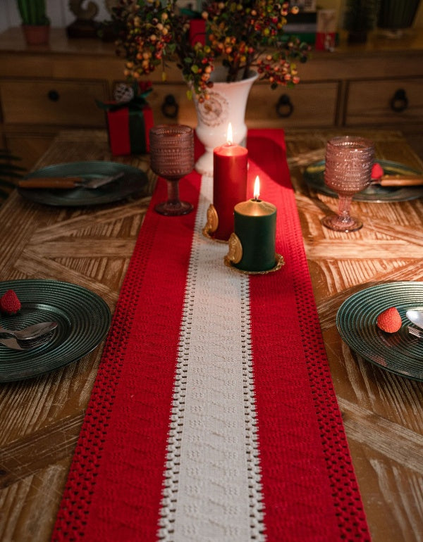 Camino de mesa con borlas tejidas y empalmes a rayas con ambiente navideño