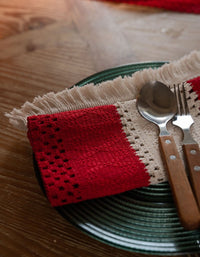 Camino de mesa con borlas tejidas y empalmes a rayas con ambiente navideño