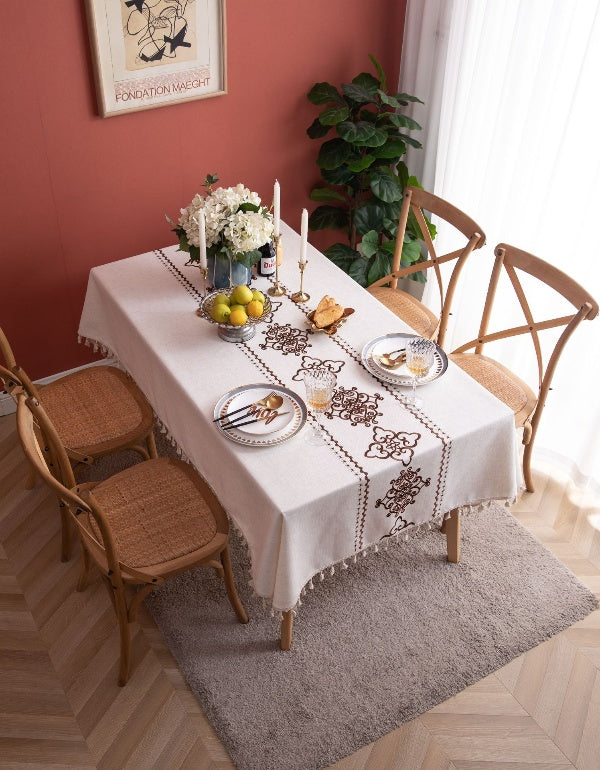 Mantel con borlas marrones y bordado de nudo chino