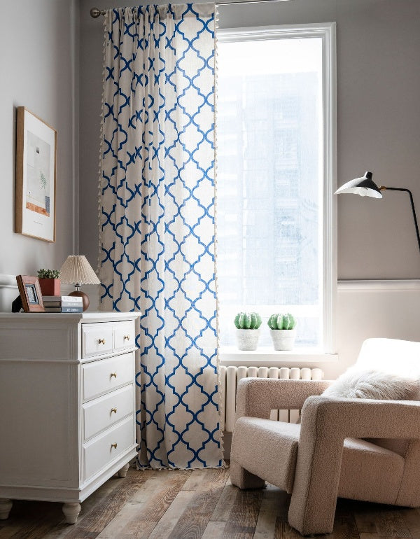 Cortinas con borlas estampadas con rombos azules