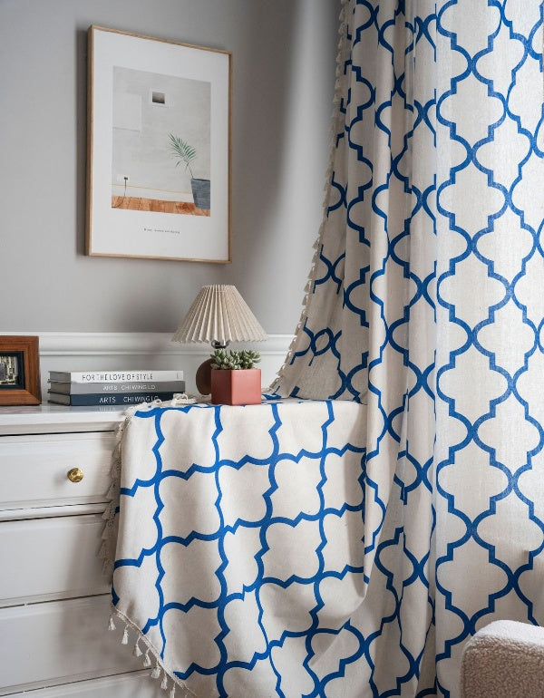 Cortinas con borlas estampadas con rombos azules