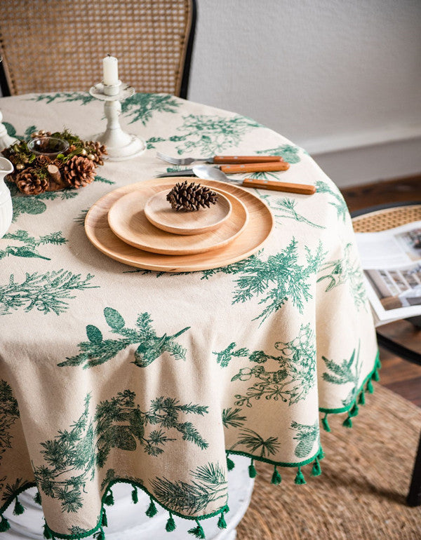 Nappe ronde à pompons avec imprimé branches de pin vert