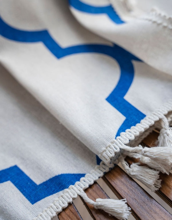 Cortinas con borlas estampadas con rombos azules