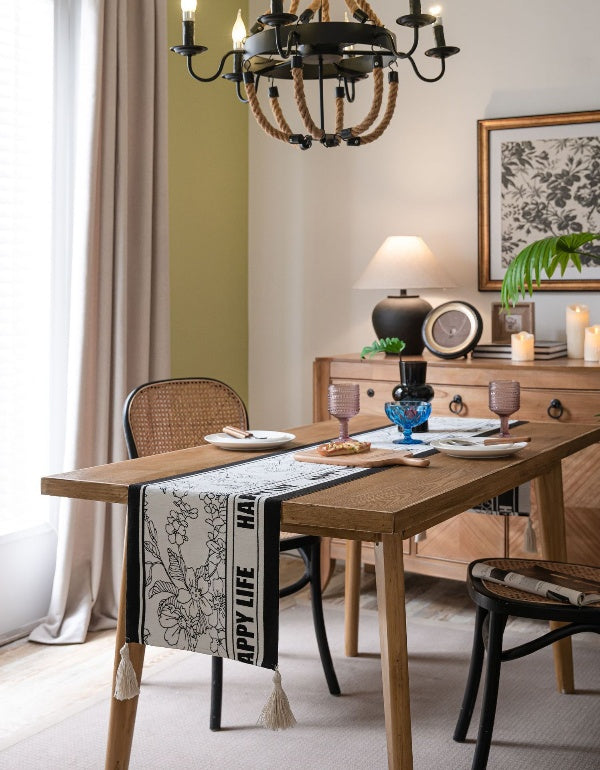 Drapeau de table à pompons avec lettres florales noires et blanches