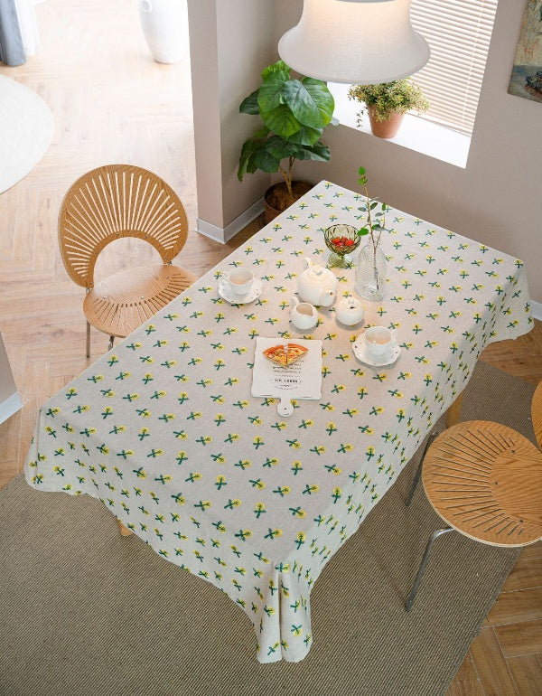 Nappe en coton et lin à motifs géométriques brodés de fleurs