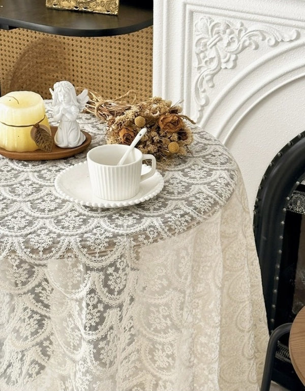 Nappe en dentelle brodée beige