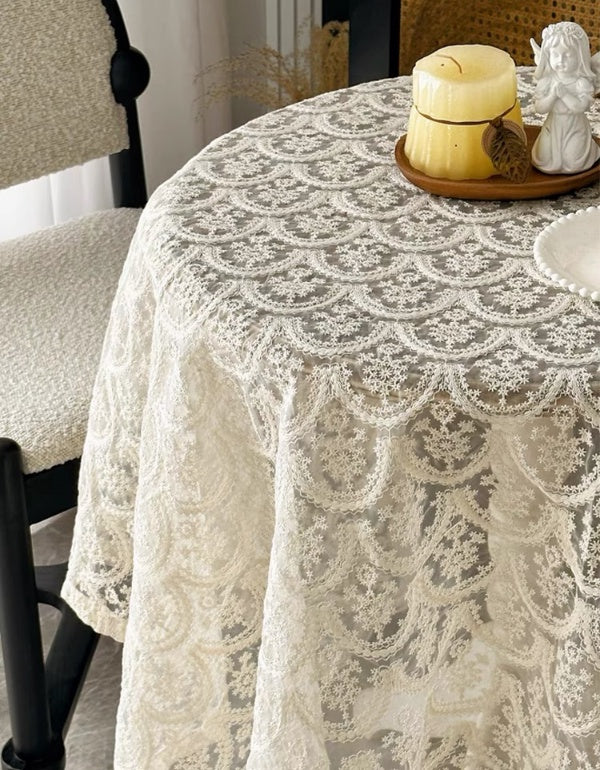 Nappe en dentelle brodée beige