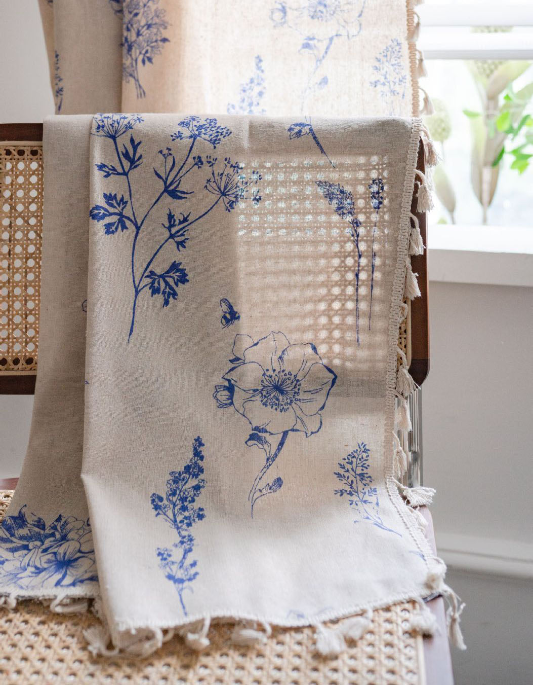 Cortina con estampado de flores azules y borde con borlas beige 