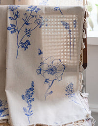 Cortina con estampado de flores azules y borde con borlas beige 