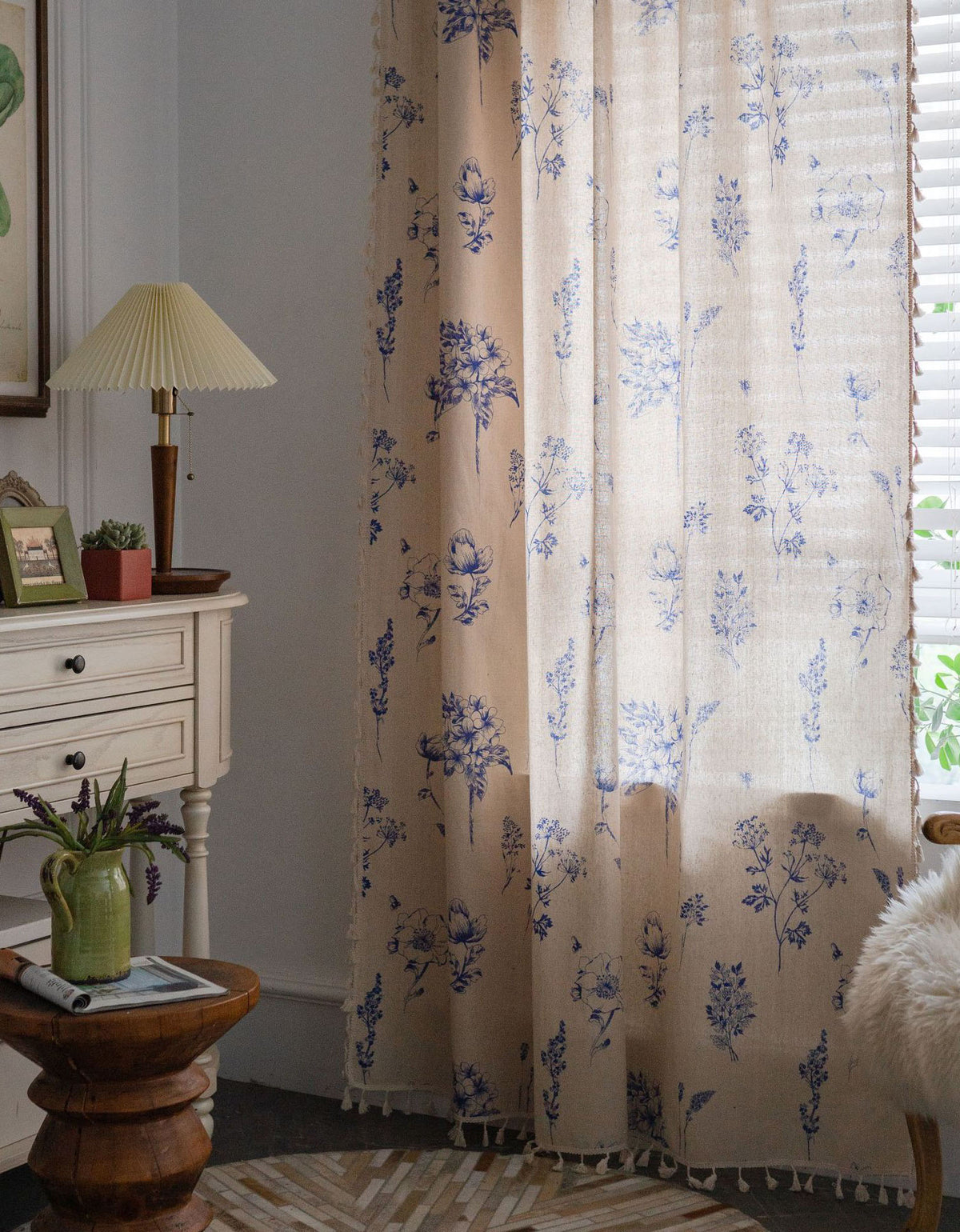 Cortina con estampado de flores azules y borde con borlas beige 