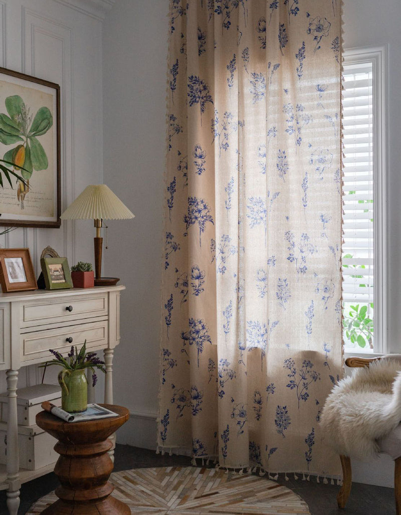 Cortina con estampado de flores azules y borde con borlas beige 