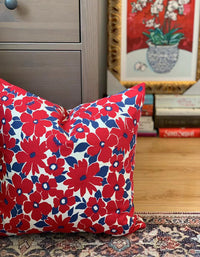 Housse de coussin à imprimé grandes fleurs rouges 