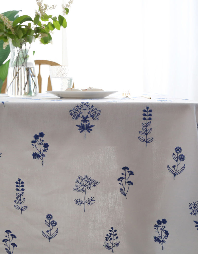 Nappe en lin brodée de fleurs bleues 