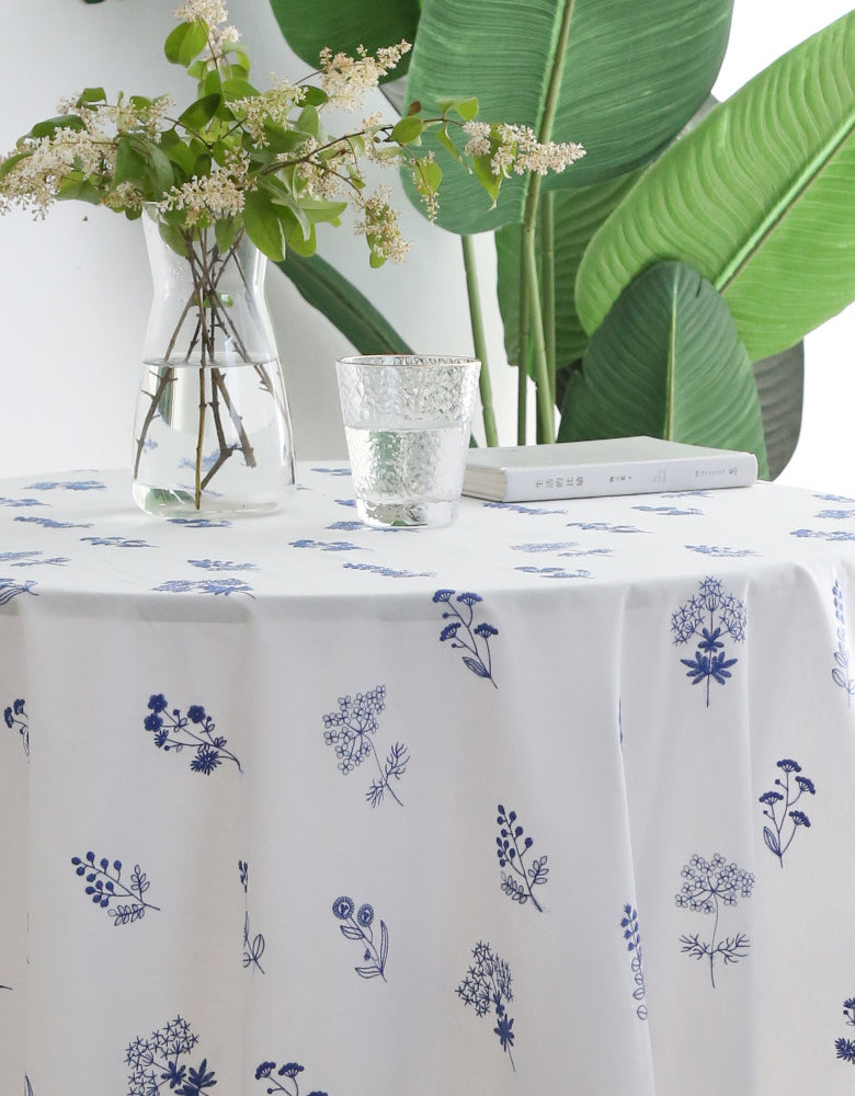 Nappe en lin brodée de fleurs bleues 