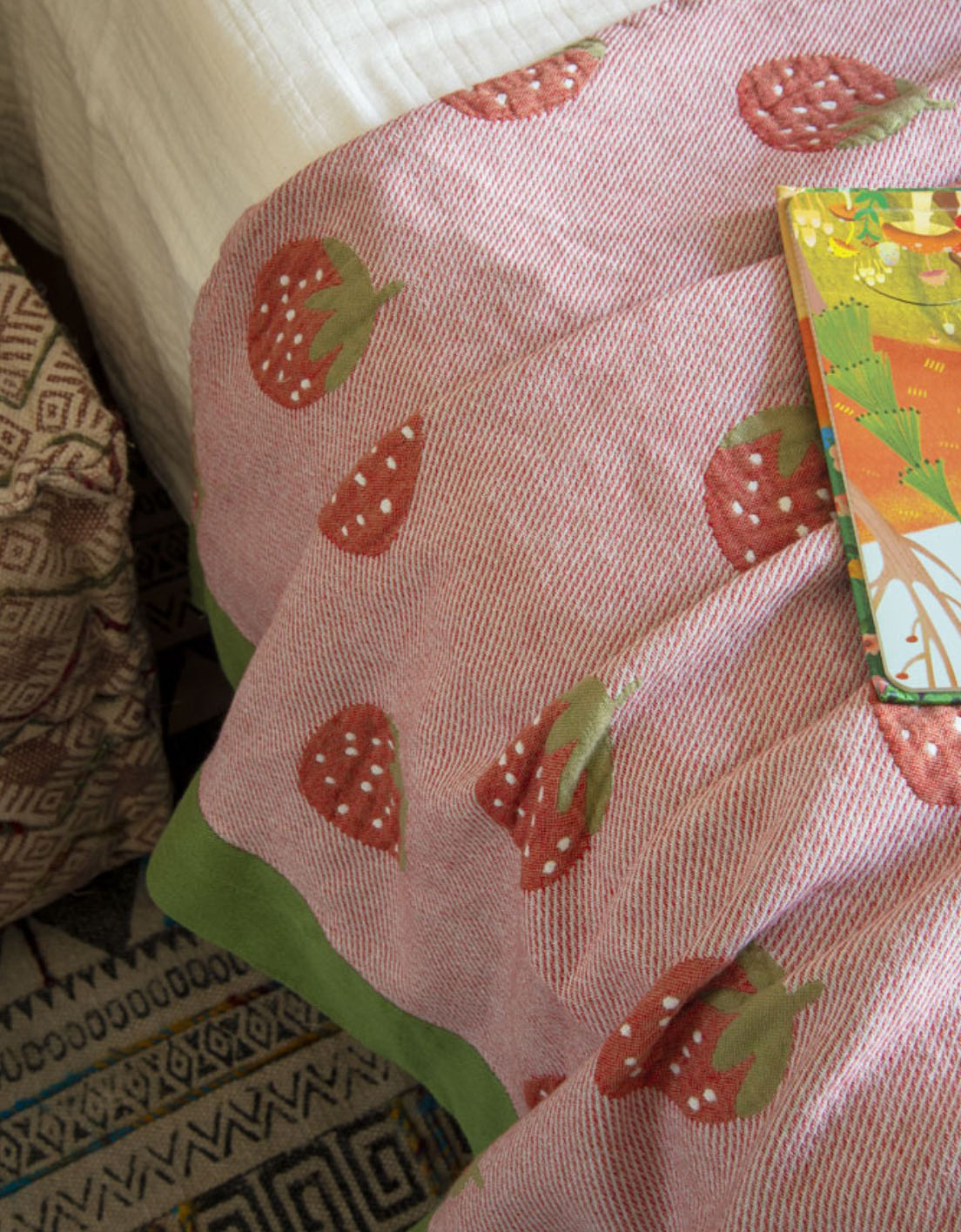 Couverture de chambre en coton rose à motif fraise