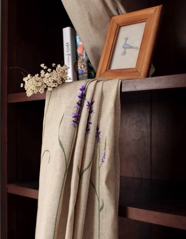 Cortinas con bordado de mariposas en color lavanda de estilo rural