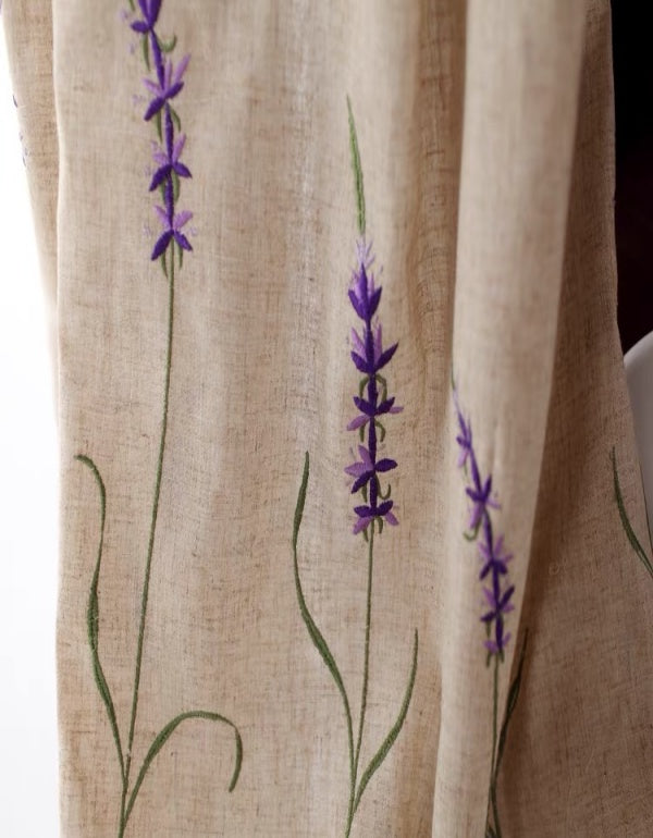 Cortinas con bordado de mariposas en color lavanda de estilo rural