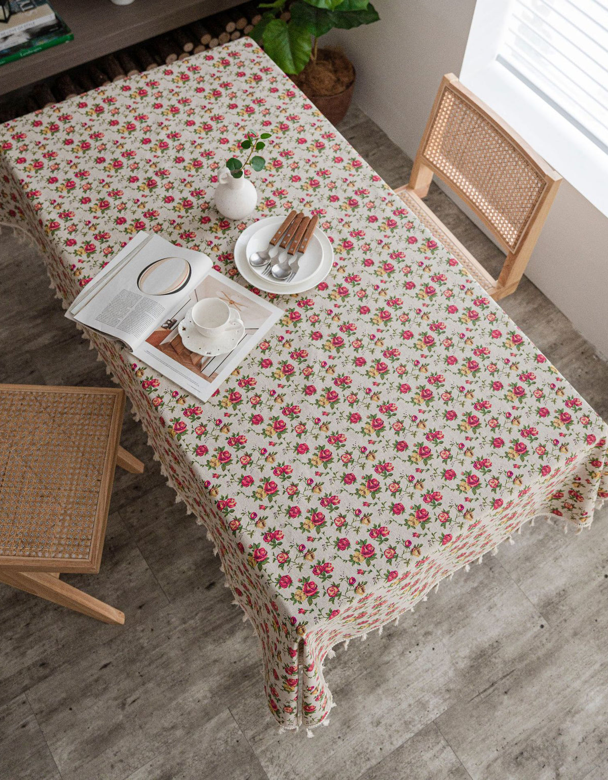 Cozy Farmhouse Style Classic Floral Tablecloth with Tassels