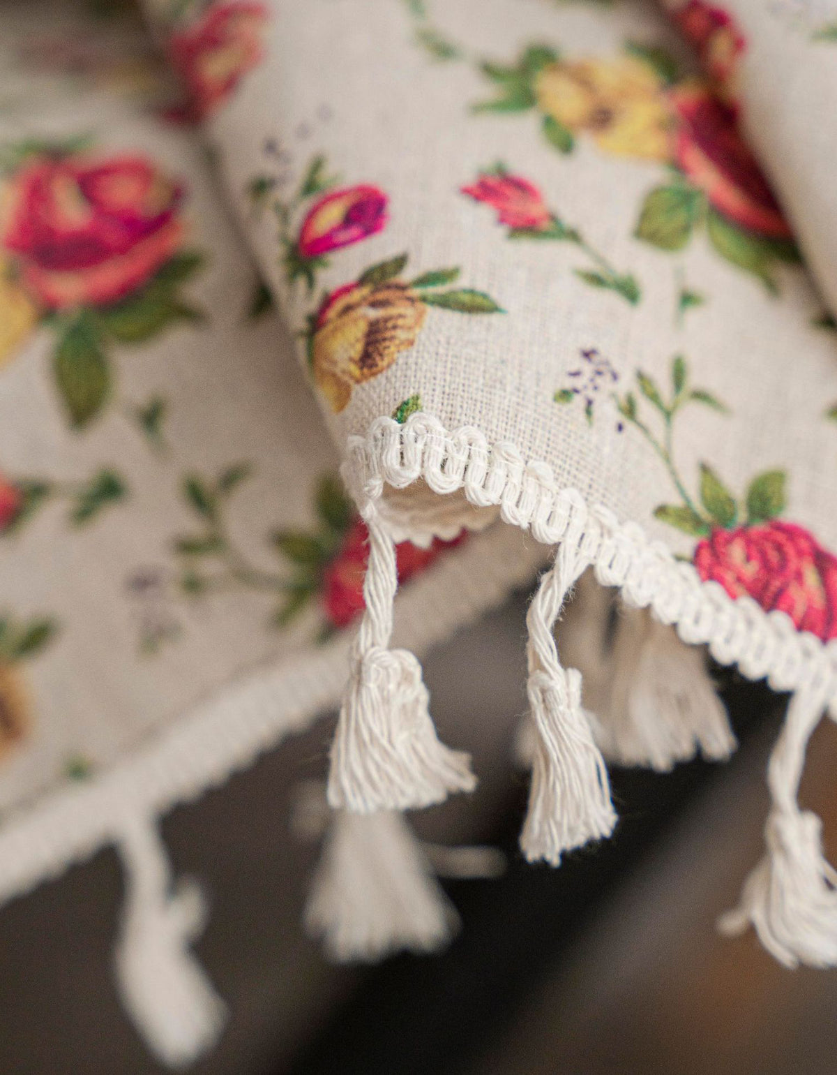 Cozy Farmhouse Style Classic Floral Tablecloth with Tassels