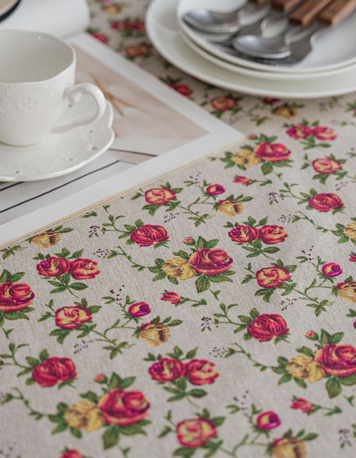 Cozy Farmhouse Style Classic Floral Tablecloth with Tassels