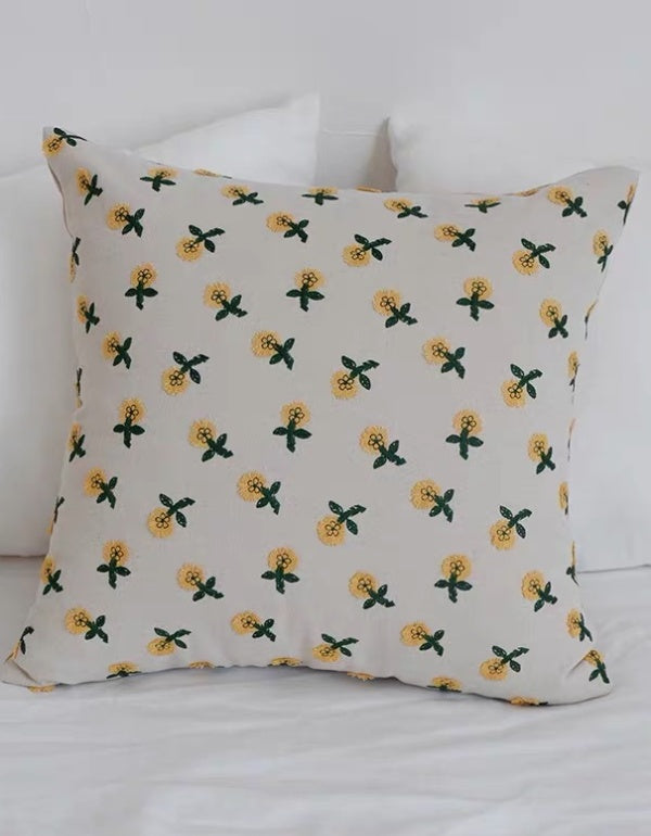 Housse de coussin brodée marguerite