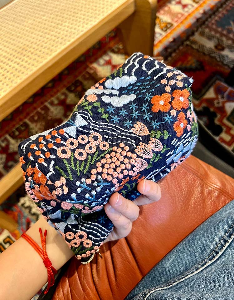 Trousse de maquillage avec broderie de fleurs 