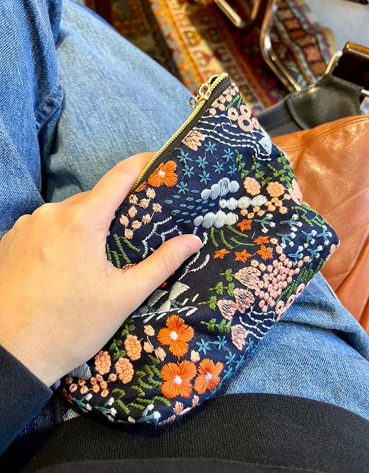 Bolsa de cosméticos con bordado de flores 