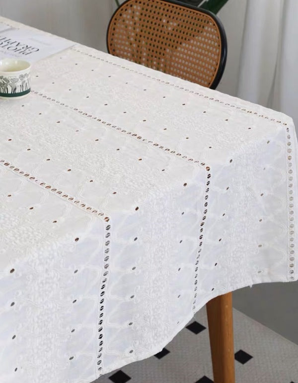 Nappe creuse brodée en coton de style palais français