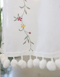 Paquet de tringles en rotin avec broderie de petites fleurs 