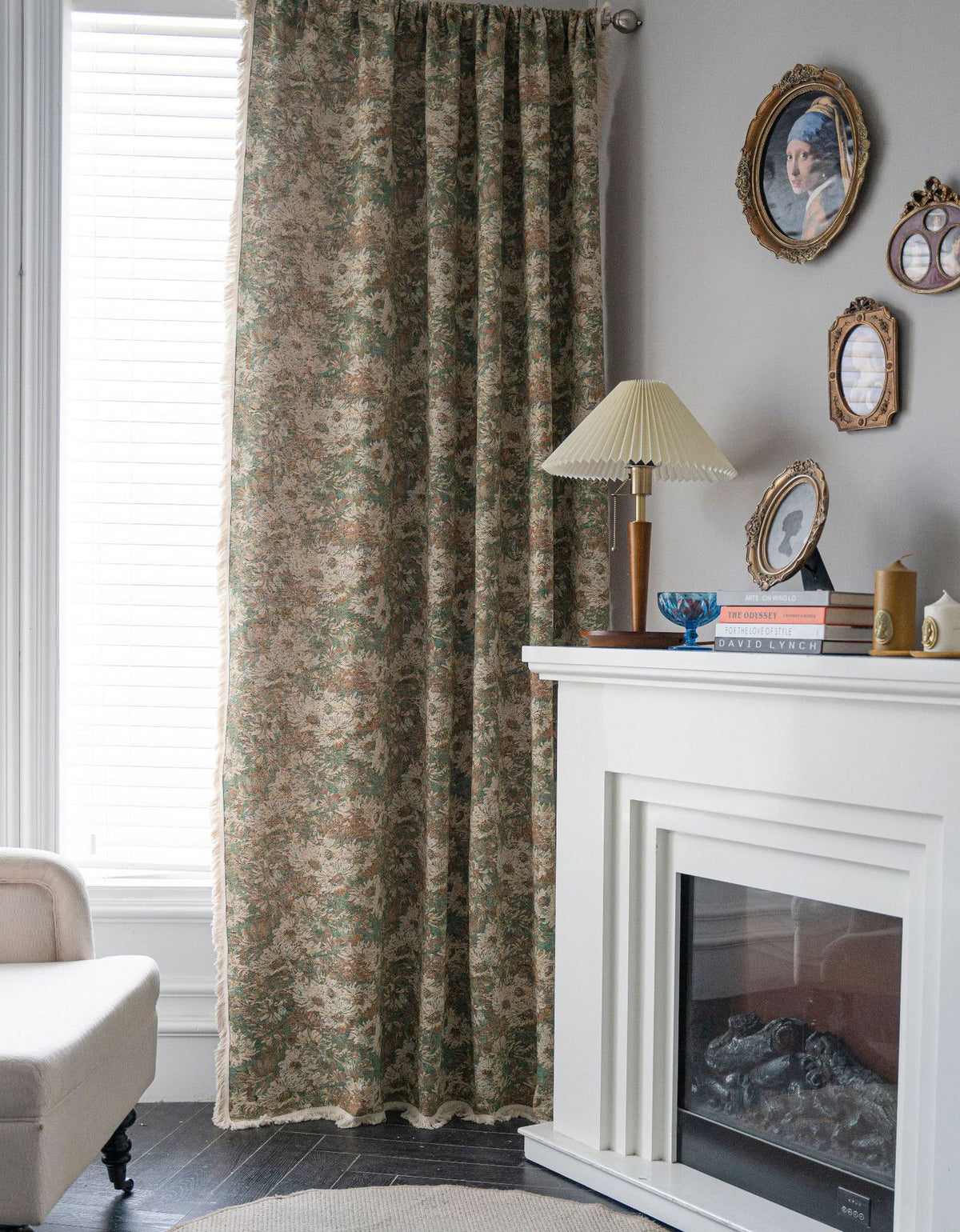 Cortinas de estilo campestre con flores pintadas al óleo en tonos verdes 