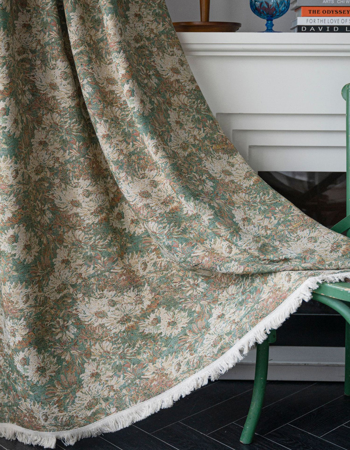 Cortinas de estilo campestre con flores pintadas al óleo en tonos verdes 