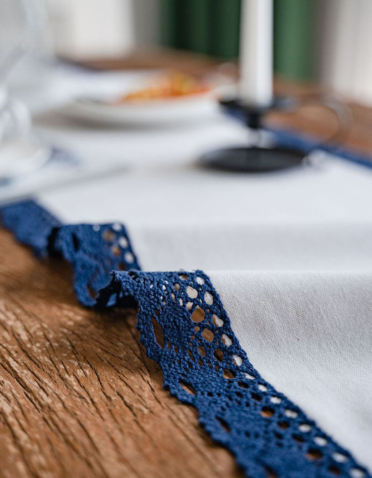 Chemin de table en porcelaine teinté bleu avec bordure en dentelle 