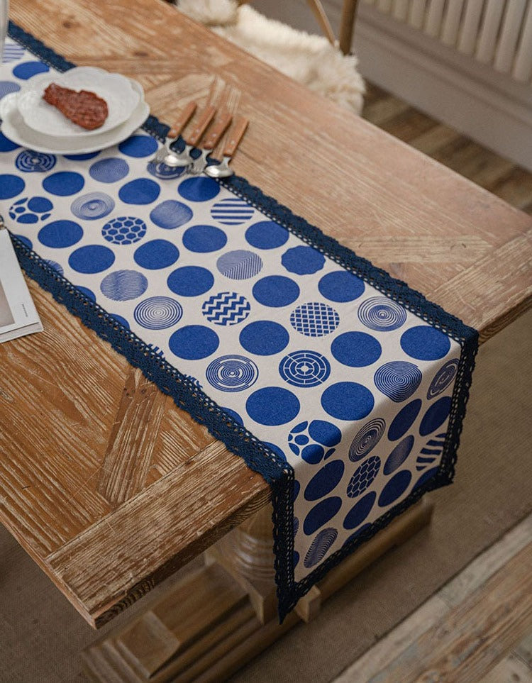 Chemin de table en porcelaine teinté bleu avec bordure en dentelle 