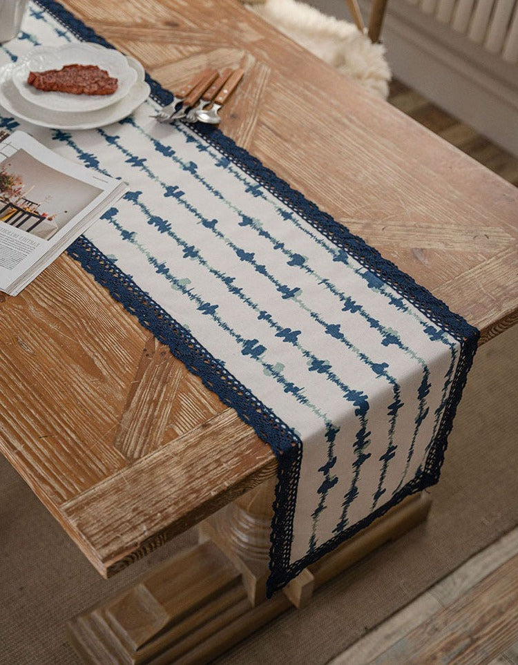 Chemin de table en porcelaine teinté bleu avec bordure en dentelle 