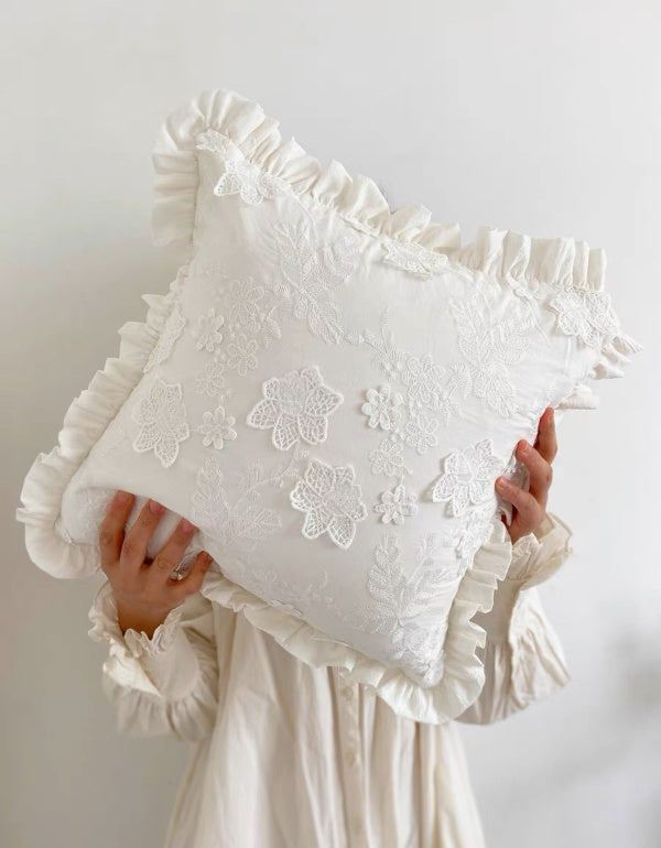 Housse de coussin brodée en dentelle blanc cassé