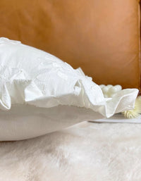 Housse de coussin brodée en dentelle blanc cassé