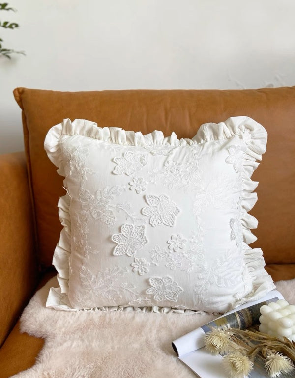 Housse de coussin brodée en dentelle blanc cassé