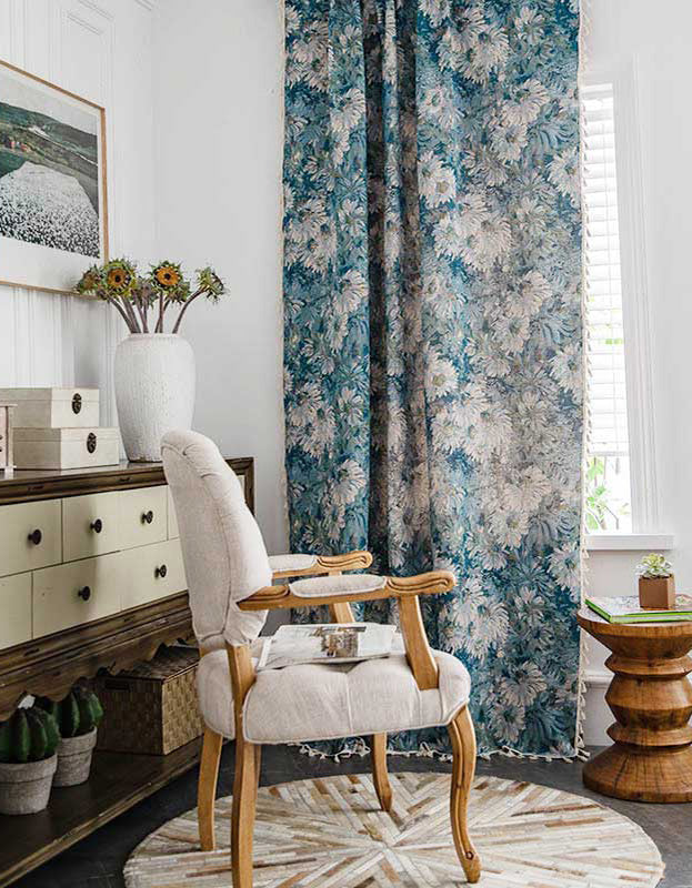 Cortinas con borlas con estampado de flores estilo pintura al óleo