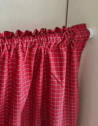 Cortinas de media puerta con dobladillo de encaje y cuadros rojos 