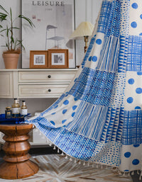 Cortinas azules estampadas con patchwork geométrico de verano 