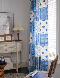 Cortinas azules estampadas con patchwork geométrico de verano 