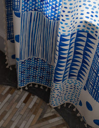 Cortinas azules estampadas con patchwork geométrico de verano 