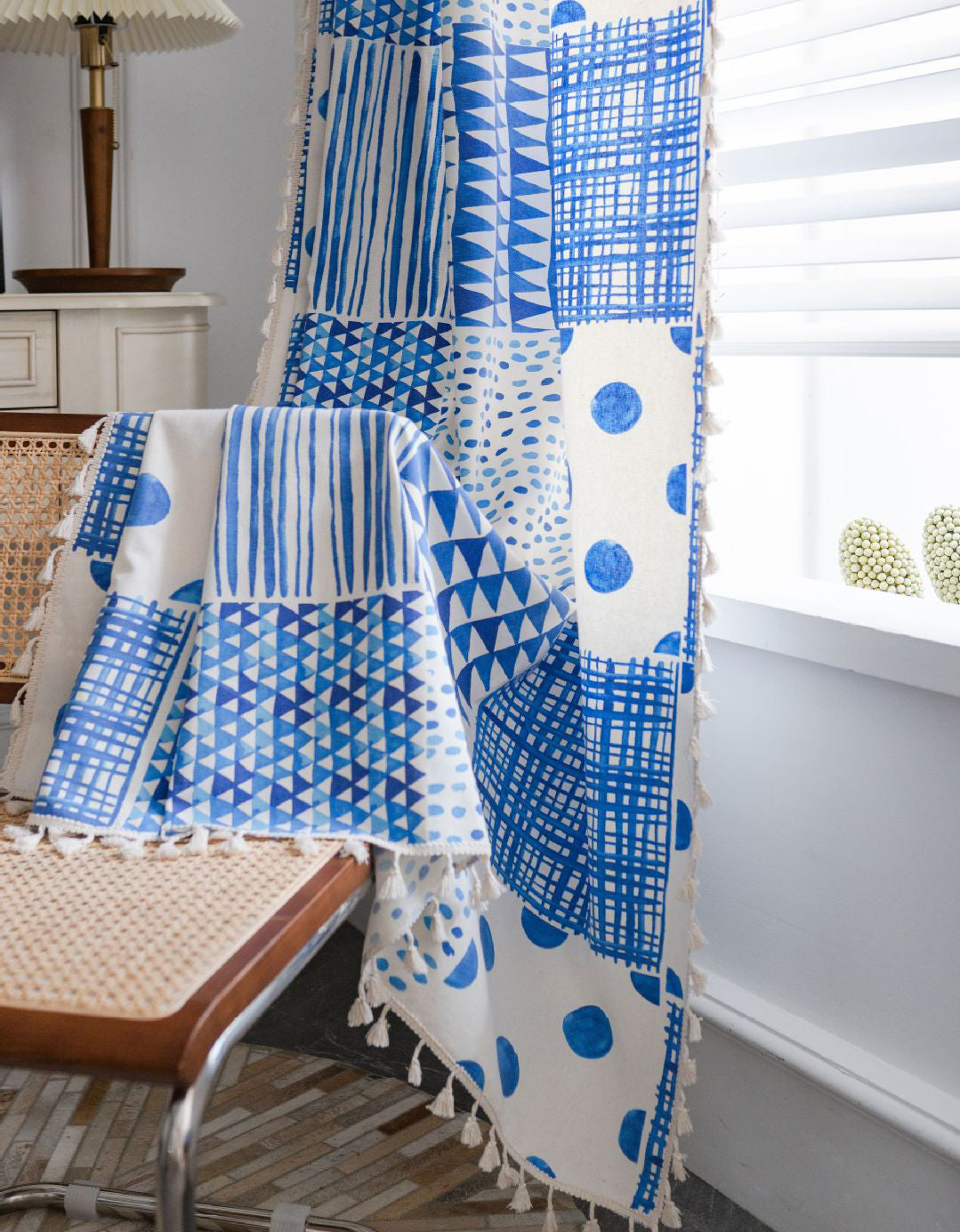 Cortinas azules estampadas con patchwork geométrico de verano 