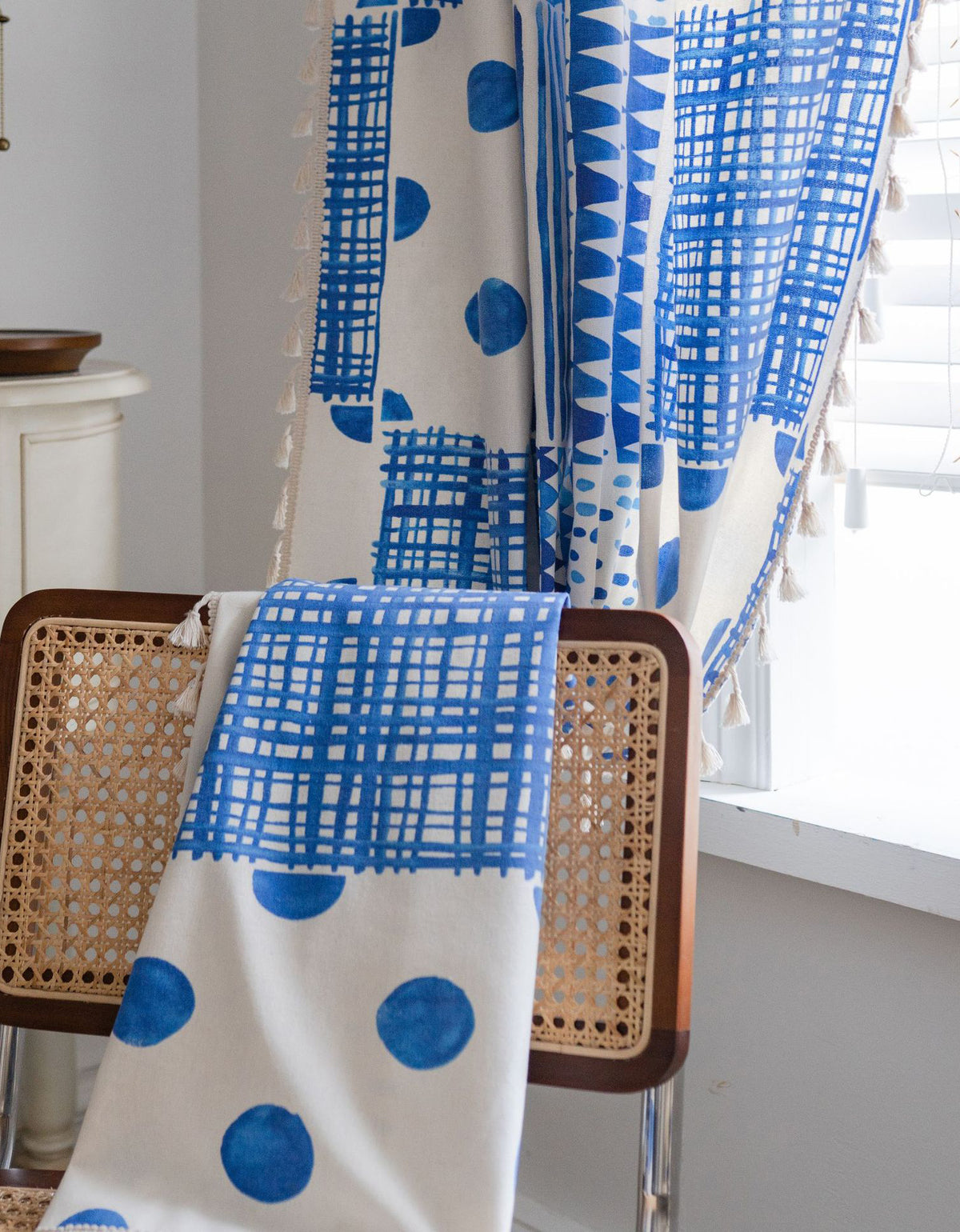 Cortinas azules estampadas con patchwork geométrico de verano 