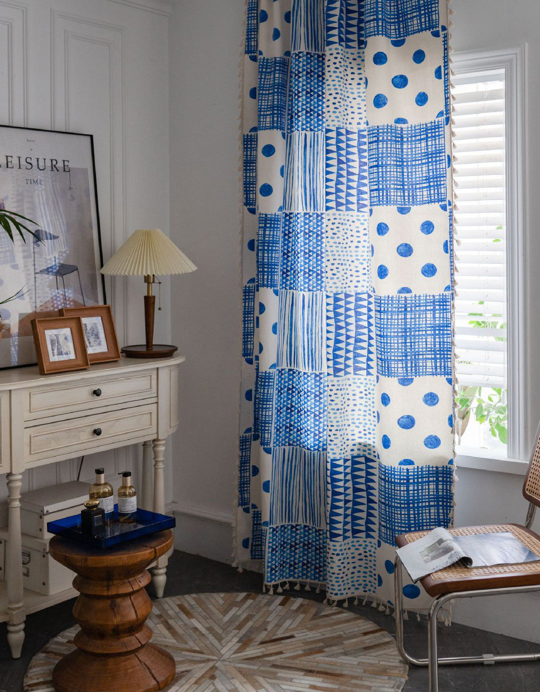 Cortinas azules estampadas con patchwork geométrico de verano 