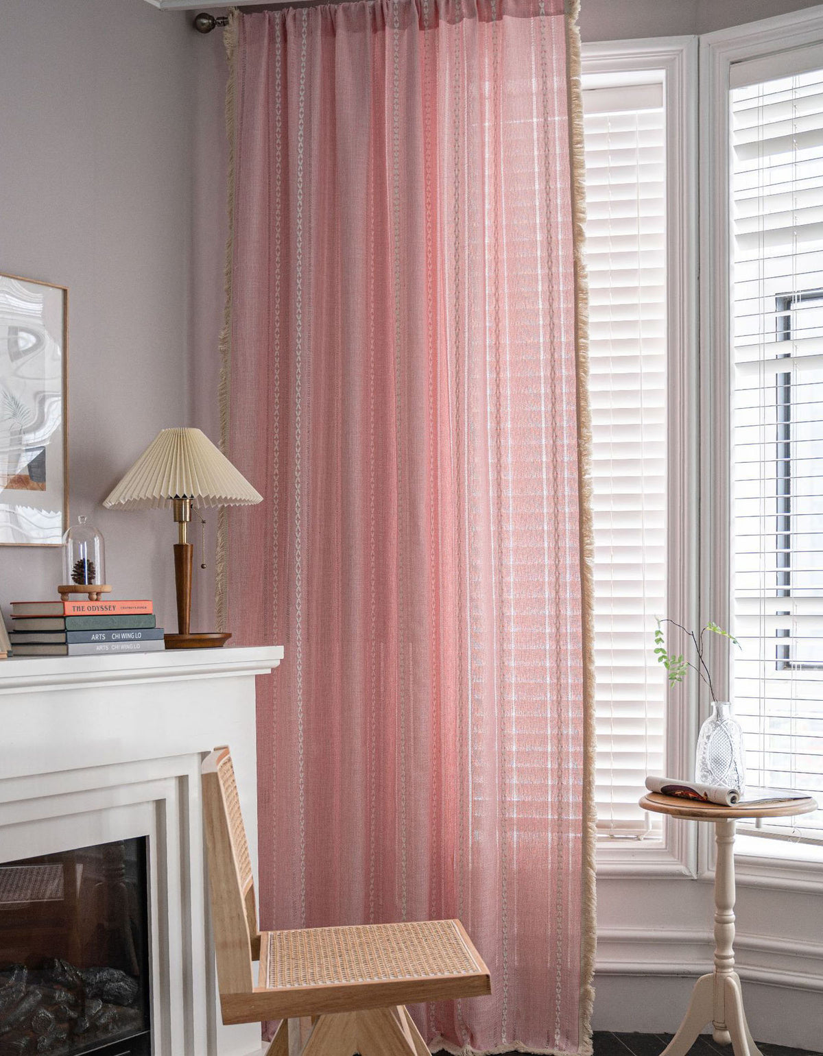 Cortinas de color liso con bordados a rayas y bordes con borlas