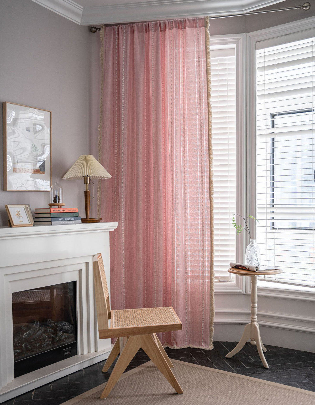 Cortinas de color liso con bordados a rayas y bordes con borlas