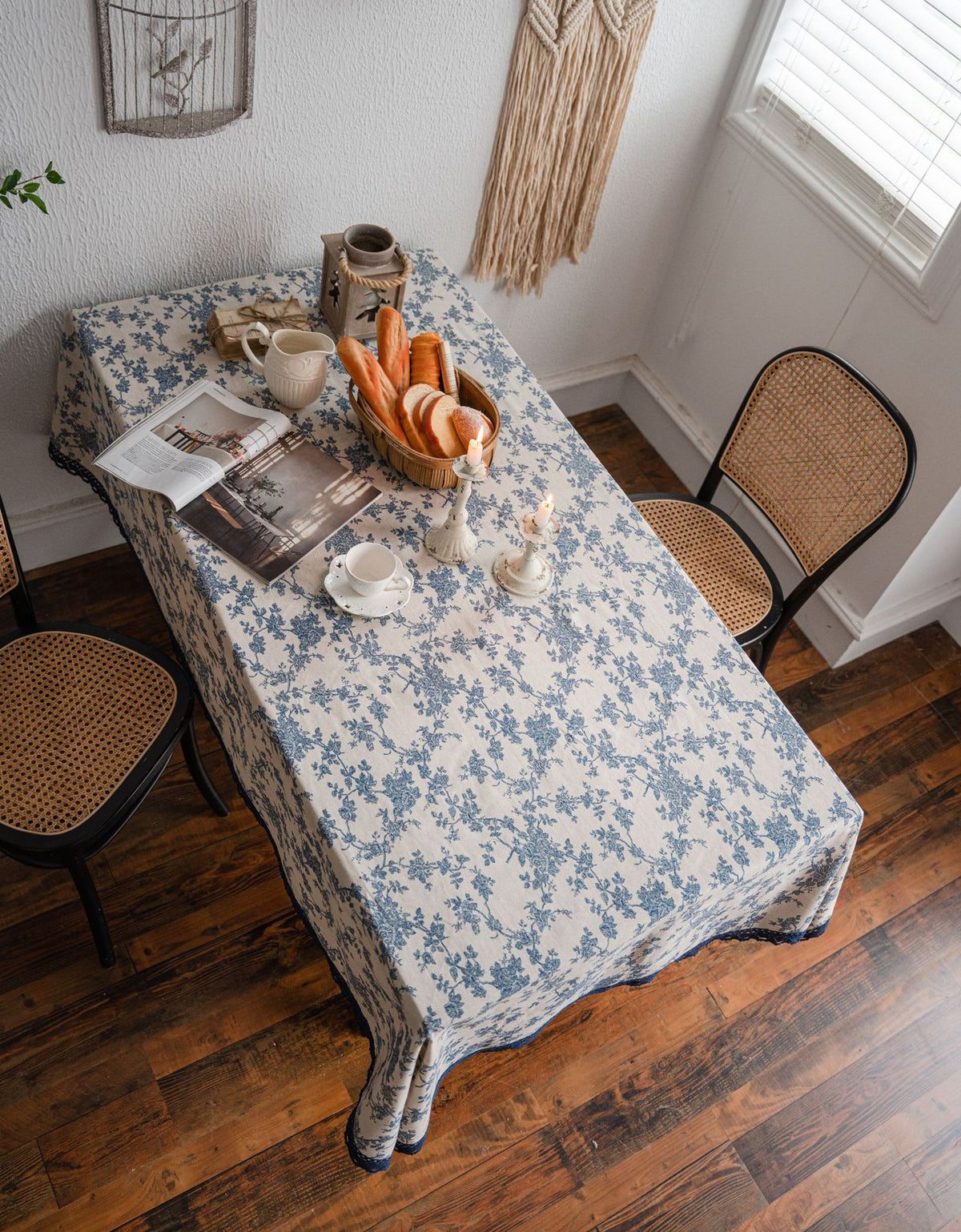 Mantel con estampado de flores azules y borde de encaje azul