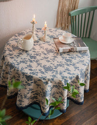 Mantel con estampado de flores azules y borde de encaje azul